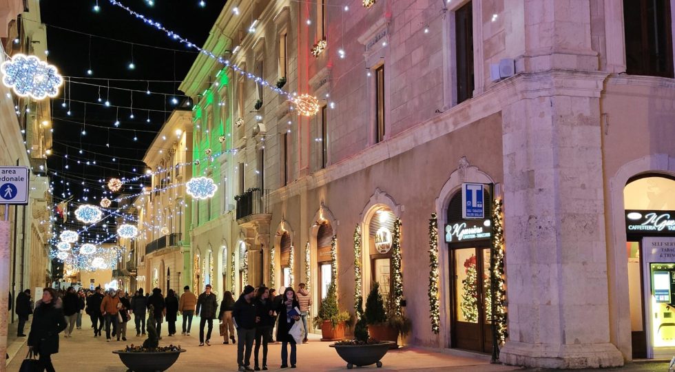 Via del centro illuminata la sera
