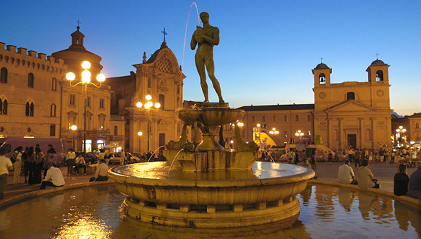 Piazza del Duomo con la fontana al tramonto